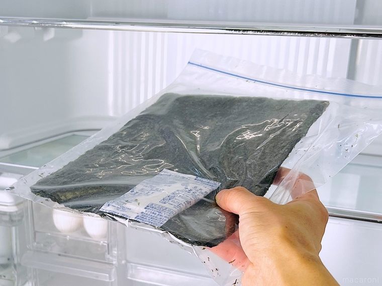 海苔を冷蔵庫に入れようとしている様子