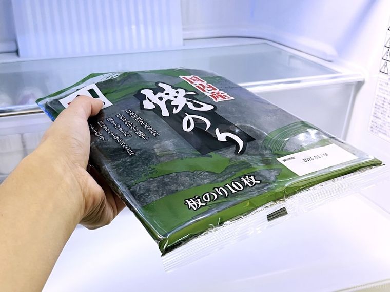 海苔を冷蔵庫に入れようとしている様子