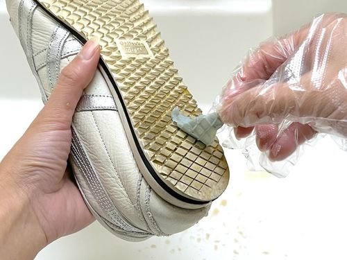 靴についたガムがぺろん！意外なアイテムの使い方に「ほんとに剥がれた 