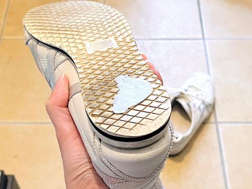 靴についたガムがぺろん！意外なアイテムの使い方に「ほんとに剥がれた 