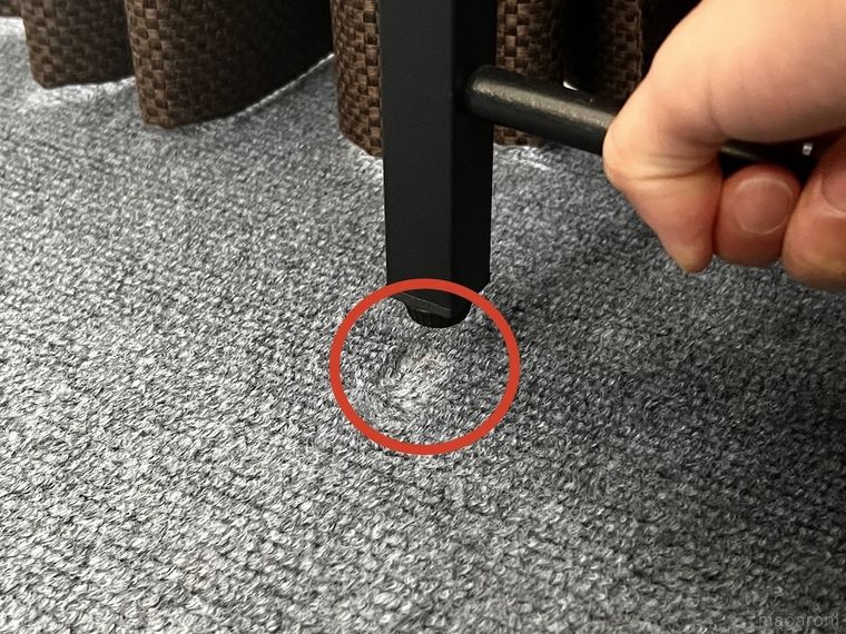 家具の脚でカーペットにへこみができた様子