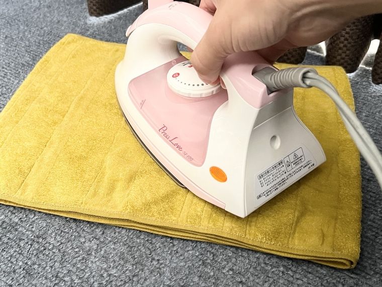 カーペットにアイロンを当てている様子
