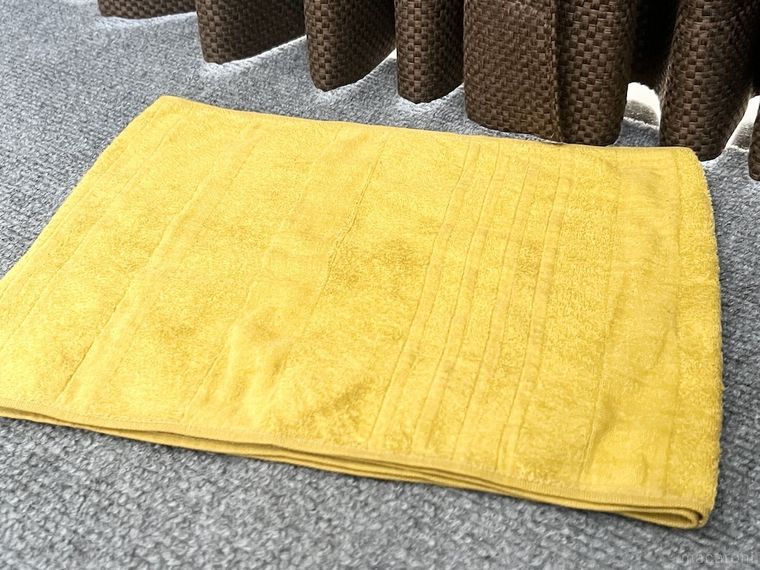 カーペットのへこみに湿らせたタオルをのせた様子