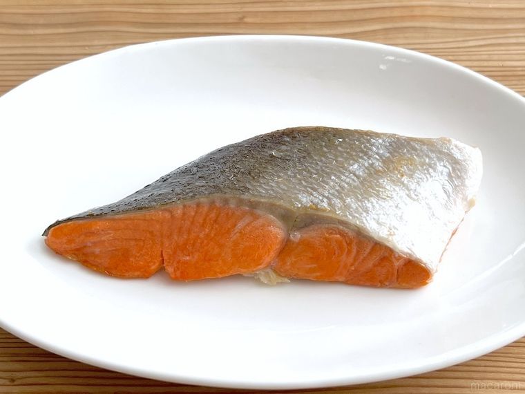 皿に盛られた焼き鮭