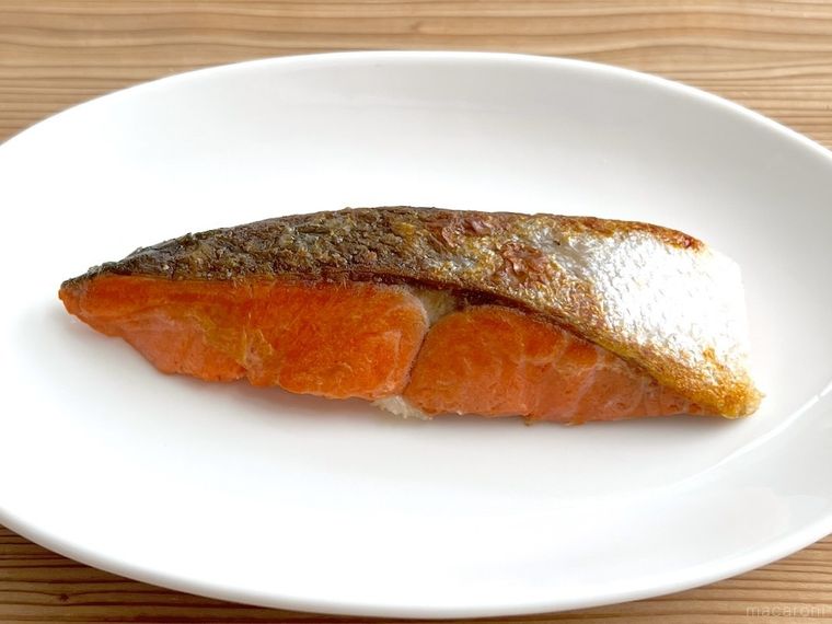 皿に盛られた焼き鮭