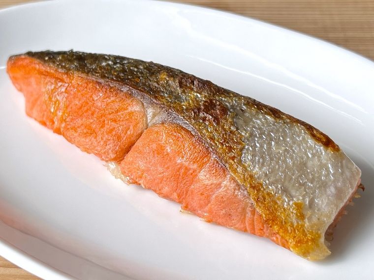 皿に盛られた焼き鮭