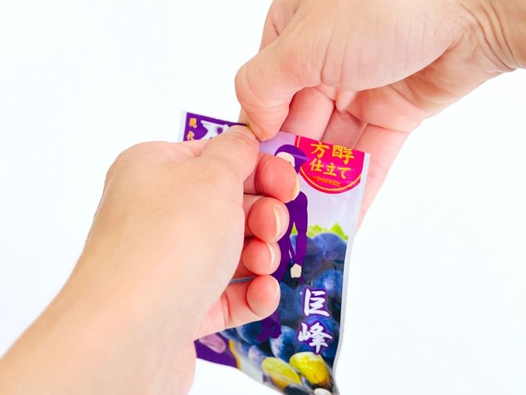 チャック付き袋を開けようとしている様子