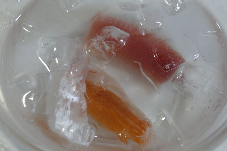 氷入りの塩水に刺身を浸す様子