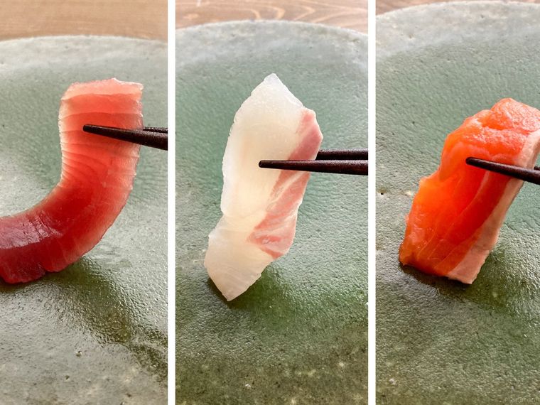 流水で洗ったまぐろ、たい、サーモンの刺身を箸で持ち上げるコラージュ画像
