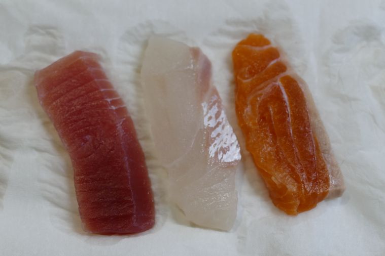 まぐろ、たい、サーモンの刺身をキッチンペーパーにのせた様子