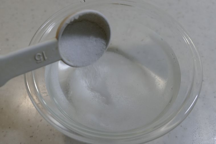 ブライン液の材料を合わせる様子