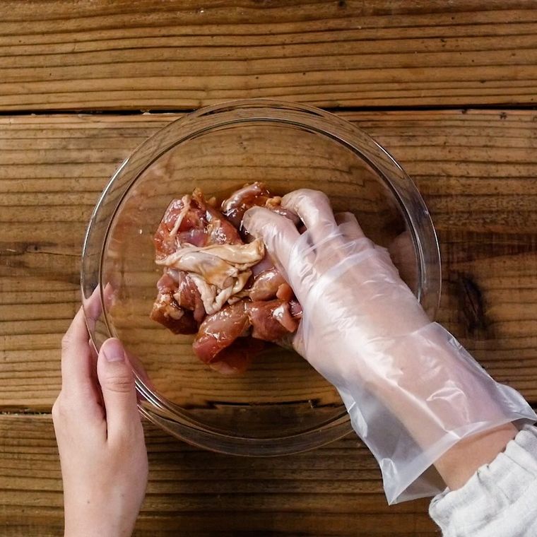 唐揚げの下味をつけている様子