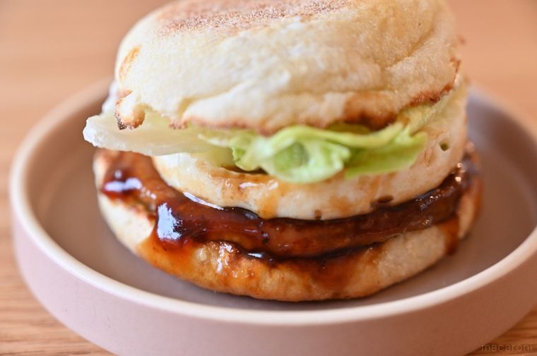 てりやきソースがたっぷりついたマクドナルドてりたまマフィン