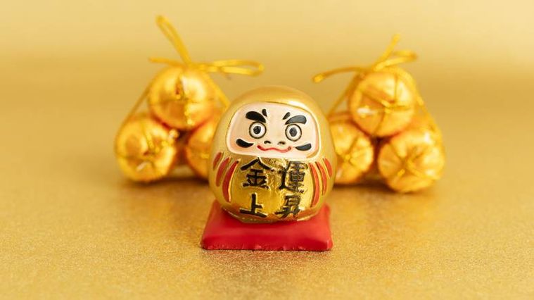 金運のだるまが置かれている