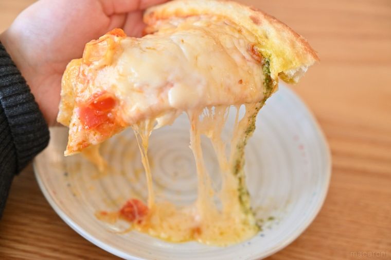 ピザのチーズがのびている様子
