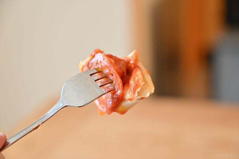 フォークにさしたひと口ぶんのシカゴピザ