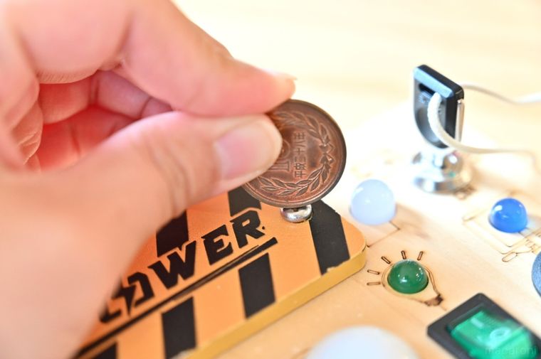 プラスネジに10円玉を使っている様子