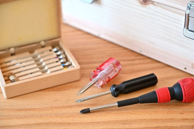 工具箱と複数本のプラスドライバー