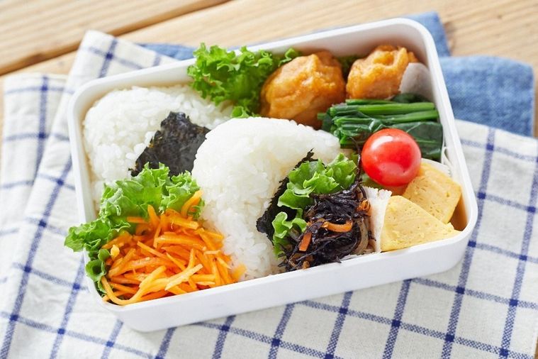 唐揚げや卵焼きが入ったおにぎり弁当