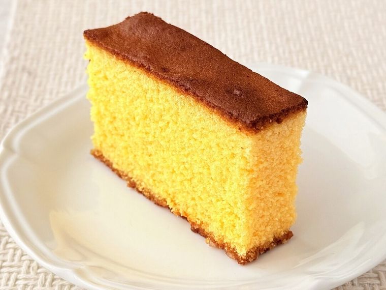 白皿にのったしっとり五三焼カステラ