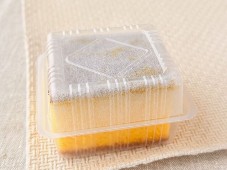 ケースに入ったしっとり五三焼カステラ