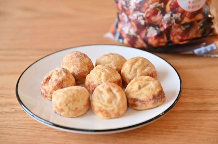 白皿に出した8個の冷凍たこ焼きと商品パッケージ