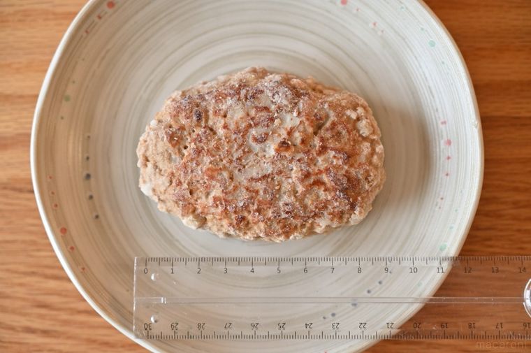 冷凍ハンバーグに定規をあててサイズをはかっている