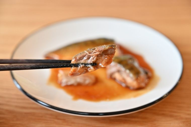 箸でひと口ぶんのさばの生姜煮を持ち上げている