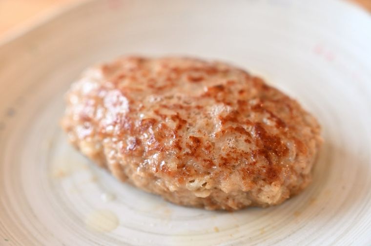 加熱してふっくらとした冷凍ハンバーグ