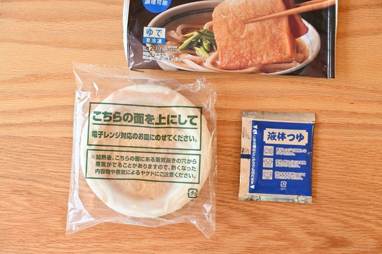 パッケージされている冷凍うどんと付属のつゆ