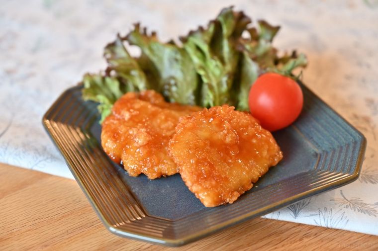 青皿に盛ったチキン南蛮とレタスとトマト