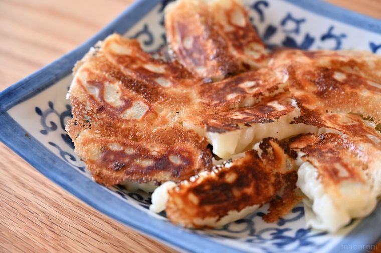 青皿に盛られた焼き餃子