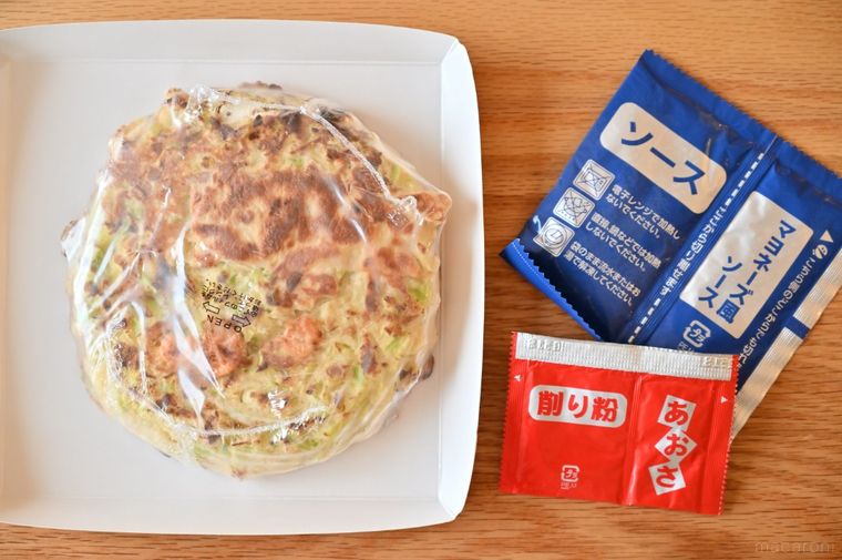 紙トレーにのった冷凍お好み焼きと付属の調味料