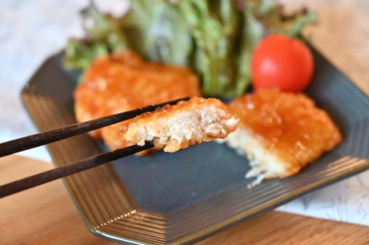 チキン南蛮の断面が見えるように箸で持ち上げている