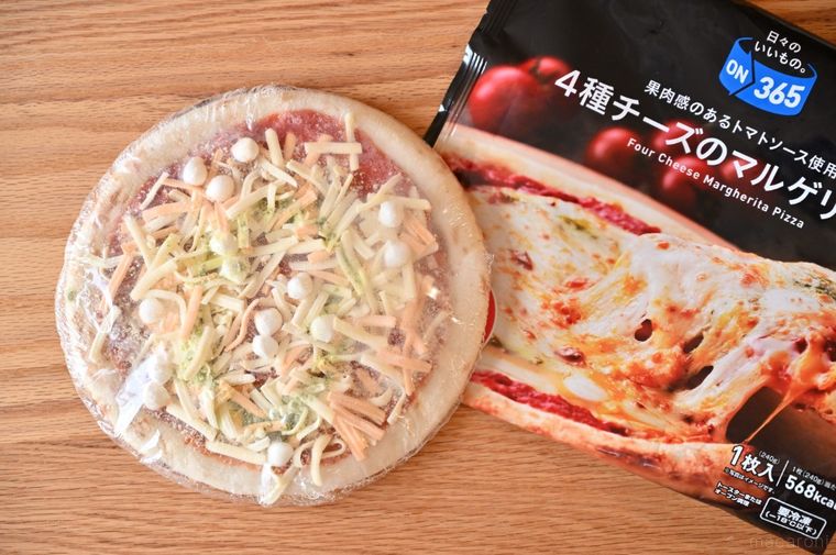 フィルムがまかれた冷凍ピザと商品パッケージ
