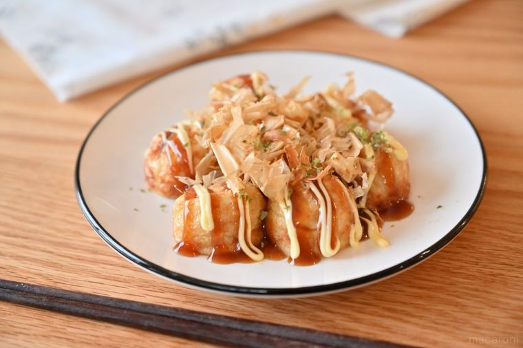 ソース、マヨネーズ、かつお節、青のりをトッピングしたたこ焼き