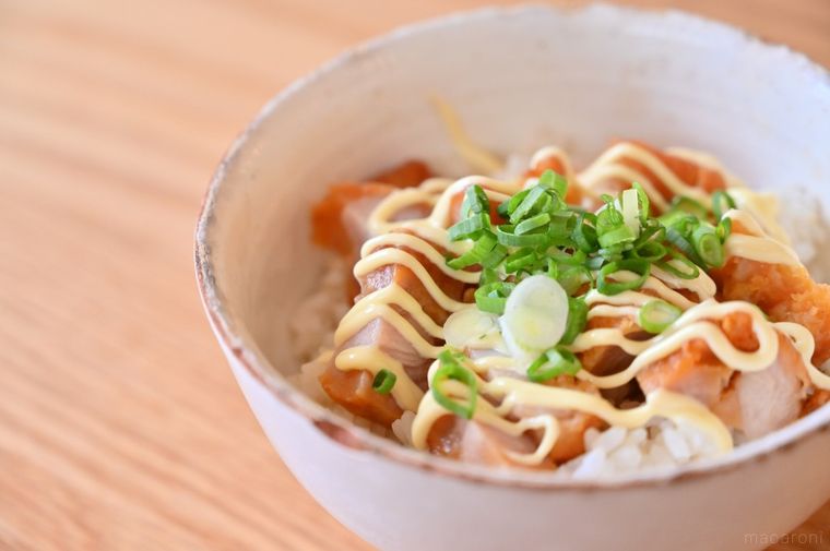 白丼にから揚げ、マヨネーズ、青ねぎをのせたから揚げ丼