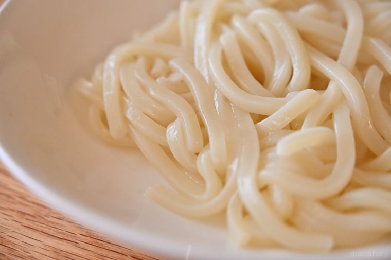 白皿にのった調理済みの冷凍うどん