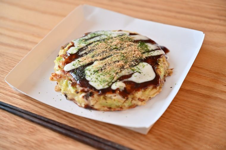 紙トレーにのった冷凍お好み焼き