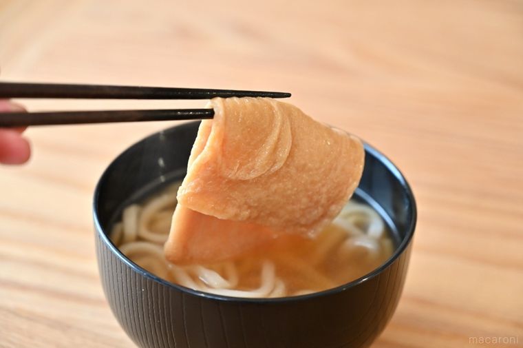 きつねうどんのおあげを箸で持ち上げている