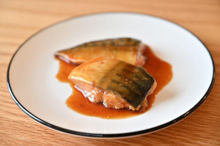 白皿にのったふた切れのさばの生姜煮