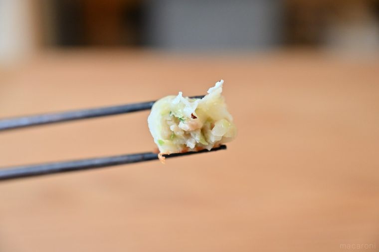 焼きあがったコスモス羽根つきギョーザの断面