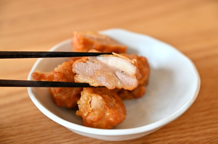 から揚げの断面を見せるように箸で持ち上げている