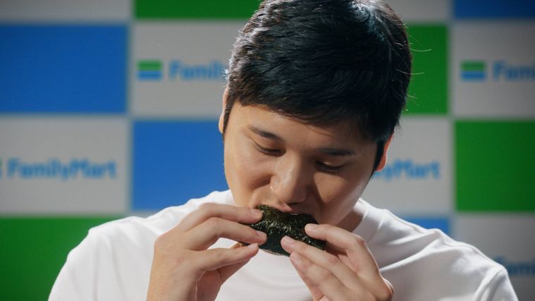 おにぎりを頬張る大谷翔平選手