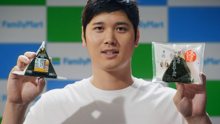 両手におにぎりを持つ大谷選手