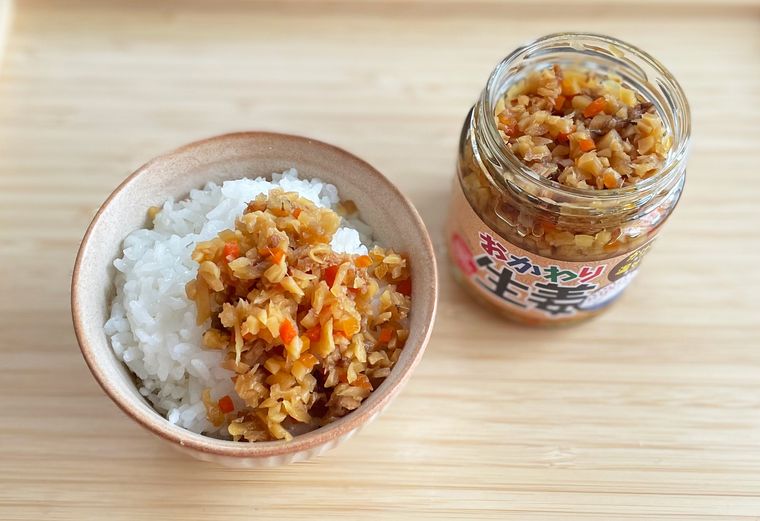 業務スーパー「おかわり生姜」をご飯にのせた写真