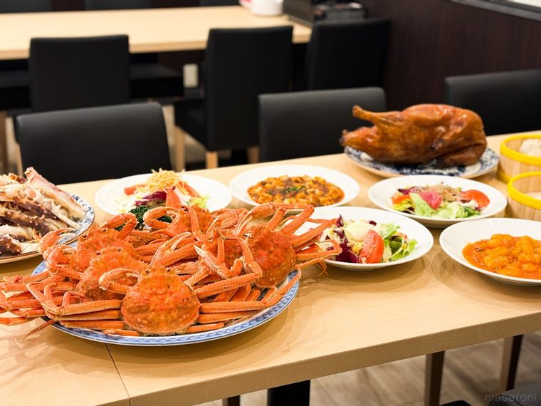 テーブルに並ぶ食べ放題メニューの一例