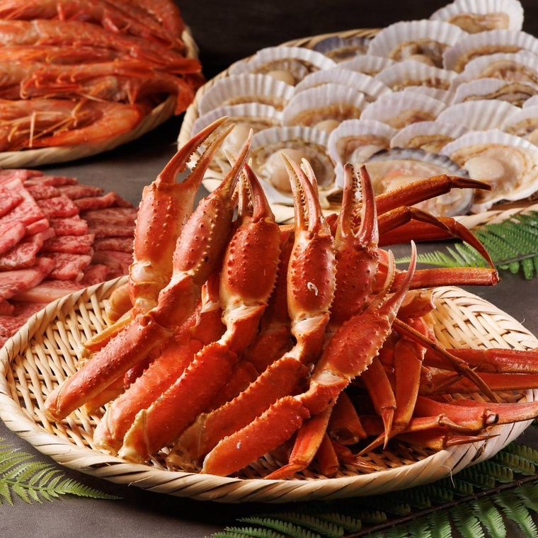 テーブルに盛られたカニ焼き海鮮浜焼き盛り