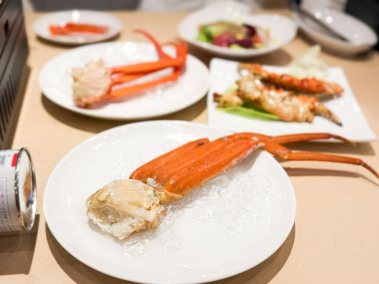 お皿に盛られたカニ類