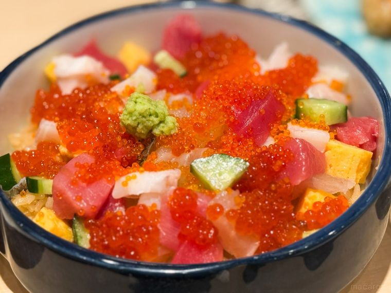 丼に盛られた海鮮バラちらし丼